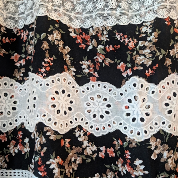 Entro Black and White Lace Relaxed Boho Flower Blouse - Picture 2 of 3